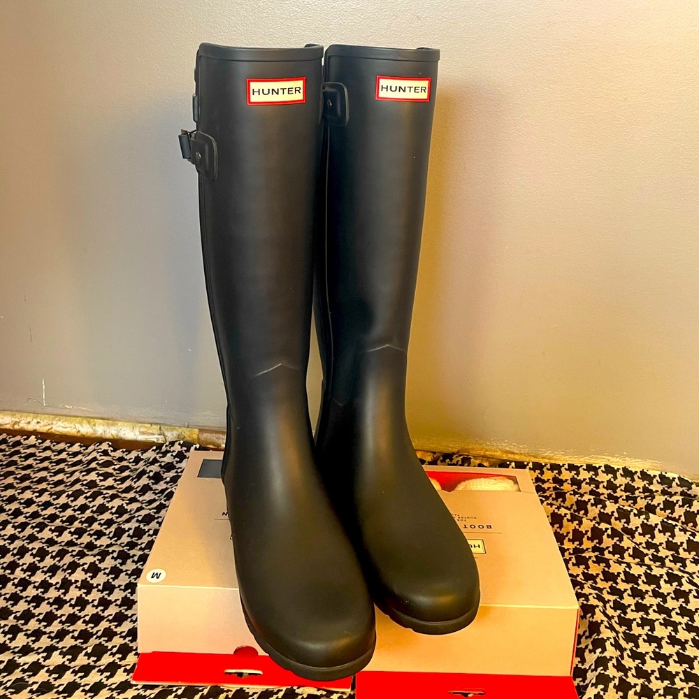 Hunter Boots with white cardigan boot socks and black down filled boot socks.